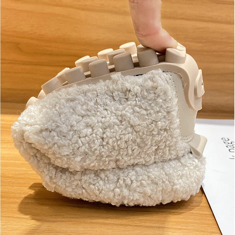 Arielle plush moccasins with non-slip soles | QYVEN